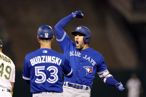 Bassitt goes 8 strong for Jays, who improve playoff positioning in 7-1 win over Athletics